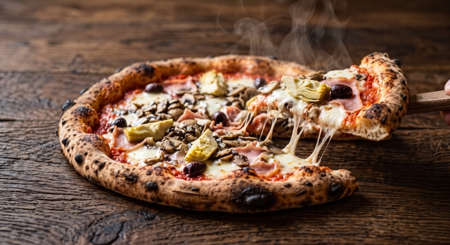 Pizza Capricciosa - Pomodoro del Gargano, mozzarella fiordilatte pugliese, prosciutto cotto di Parma Alta Qualità, carciofi italiani, funghi champignon freschi, olive nere denocciolate